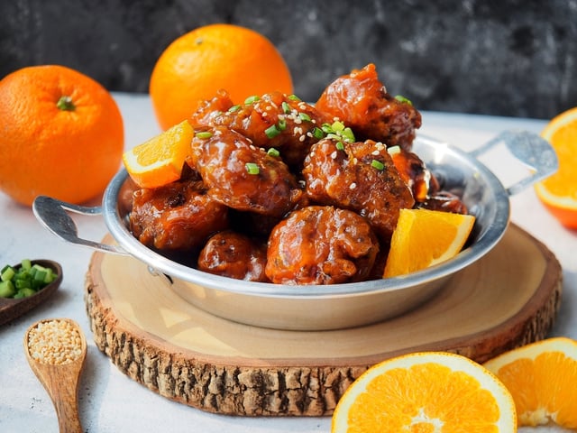 Frango chinês ao molho de laranja do TudoGostoso é de lamber os dedos: finalize com gergelim e sirva com um arroz bem soltinho