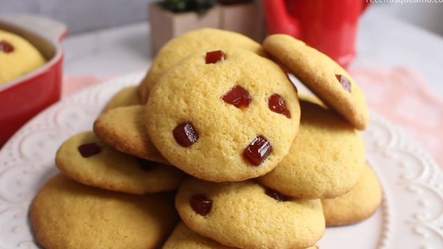 O verdadeiro sabor do café da tarde: broinhas de fubá feitas na hora com aquele toque irresistível de goiabada derretida. (Foto: Receitas que amo no Youtube)