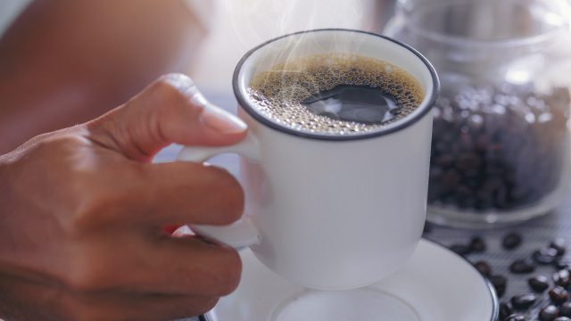 Não peça para o café vir bem quente: perigo escondido nas bebidas muito quentes (e no tamanho do seu gole) é revelado em novo estudo