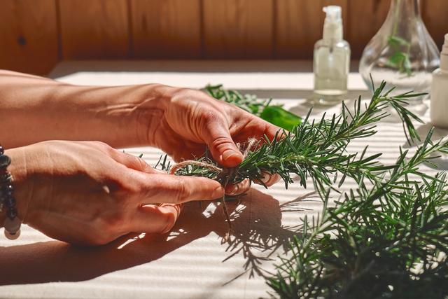 Ferver alecrim é a melhor dica caseira que aprendi com a minha avó: transforma o ambiente da sua casa