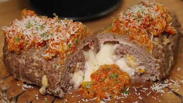 Aprendi essa receita de rocambole de carne moída com a minha avó e agora faço todo domingo para os meus filhos