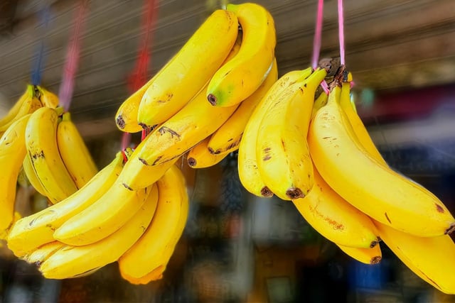 Por que as pessoas estão guardando banana pendurada?