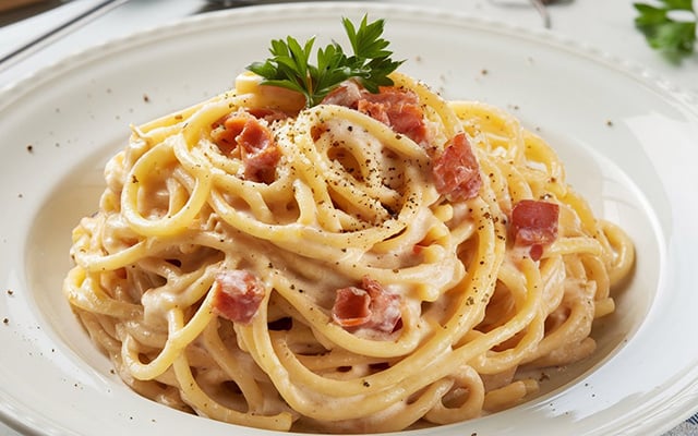 Parem tudo para ver esse macarrão com bacon: o segredo do molho branco aveludado do TudoGostoso