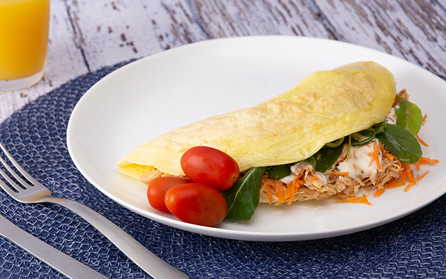 Essa crepioca recheada com frango e cottage salva o almoço em 10 minutos