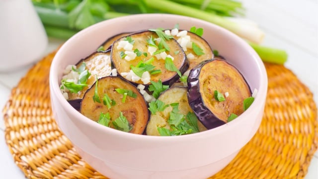 Grelhar berinjela na frigideira dessa forma vai te dar um acompanhamento muito gostoso! (Créditos: Shutterstock)