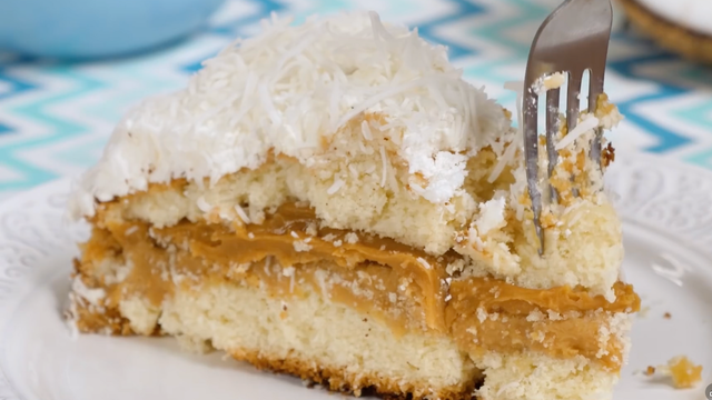Melhor bolo de coco é recheado com doce de leite caseiro, toda vez que faço essa receita, acaba em segundos!