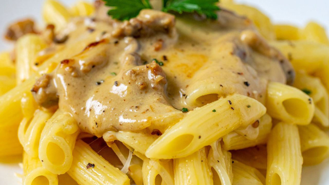 Massa pene com molho de funghi secchi (Créditos: Canva)