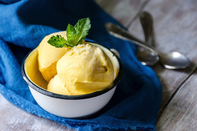 Sorvete caseiro de maracujá sem emulsificante, supercremoso e com apenas 4 ingredientes: receita simples para se refrescar quando quiser