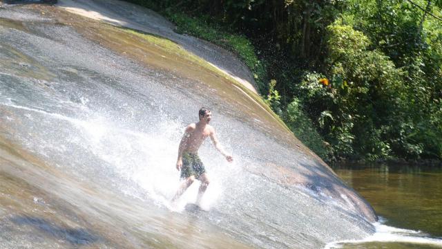 Cachoeira do Tobogã é uma experiência deliciosamente divertida. (Crédito: Ricardo Gaspar/ Divulgação - Paraty)