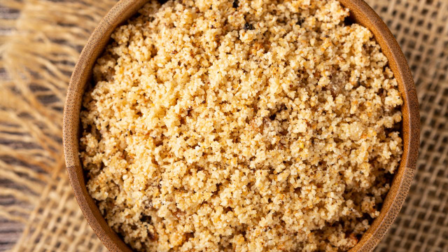 Receita de farofa de pão amanhecido que surpreende no sabor é perfeita para o almoço de domingo!