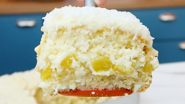 Molhadinho, macio e cremoso: sempre que faço esse bolo gelado de abacaxi com coco ele acaba no mesmo dia, perfeito para os dias quentes