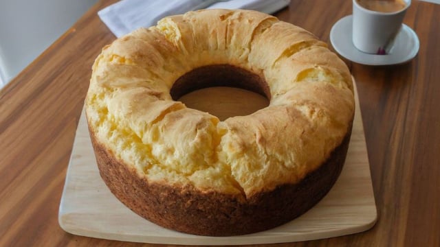 Pão de queijo gigante feito no forno: fofinho por dentro e muito crocante por fora, pronto em 30 minutos!