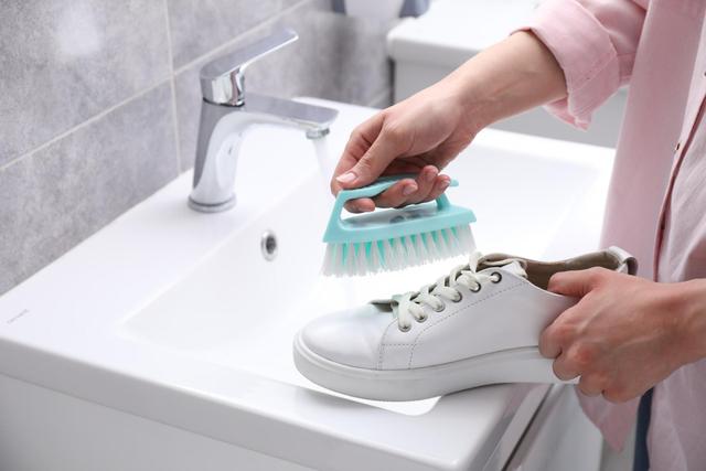 Nem amarelado, nem encardido: 3 truques caseiros para manter os tênis brancos sempre limpos de um jeito fácil