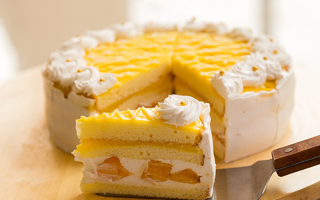Bolo gelado de abacaxi com coco: massa molhadinha, recheio cremoso e sabor incomparável