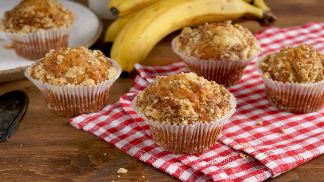 Muffins de banana com cobertura crocante prontos em 20 minutos: chef revela o segredo da massa perfeita