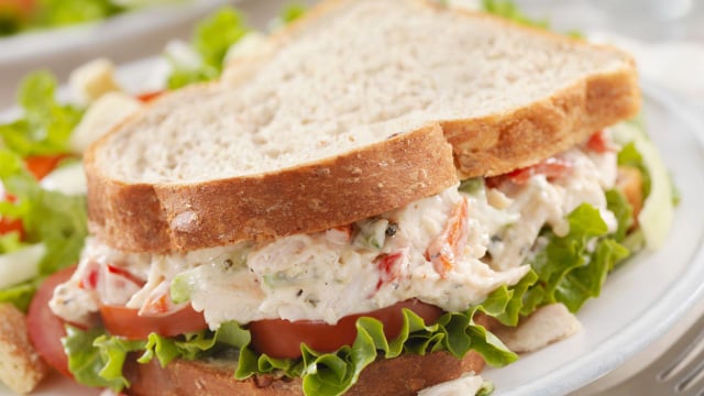 O melhor sanduíche natural de frango fit: recheio cremoso, proteico e com poucas calorias