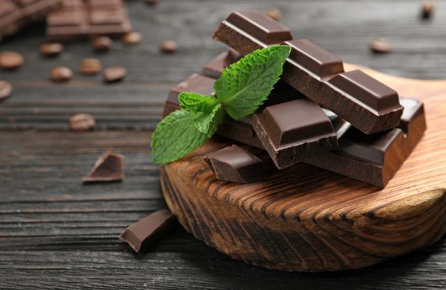 Chocolate amargo ajuda na TPM e em sintomas da depressão. (Crédito: Shutterstock)