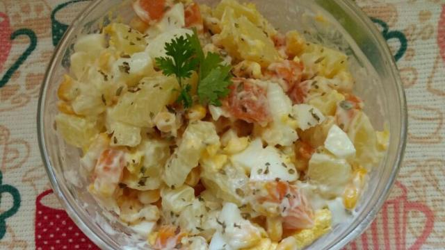 A salada de maionese com ovos cozidos é uma combinação clássica e saborosa. (Créditos: TudoGostoso/Jéssica Oliveira)