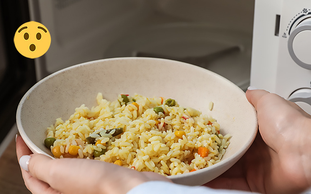 Veja por que colocar um pouco de água enquanto aquece o arroz que estava na geladeira?