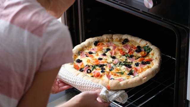 Sempre queimava minha pizza caseira até conhecer essa técnica do TudoGostoso que salva qualquer fornada