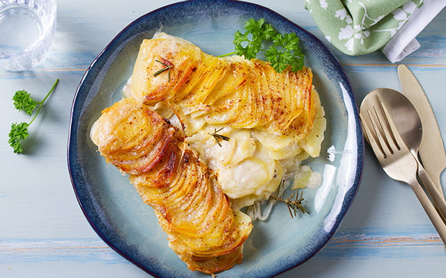 O acompanhamento que transforma qualquer almoço em refeição de restaurante: receita de batatas com molho bechamel