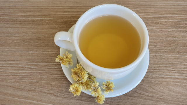 Nem camomila, nem erva-cidreira: o chá anti-inflamatório que ajuda a melhorar o sono e é fácil de fazer em casa