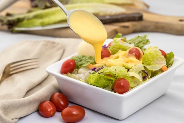 O molho rápido de salada com poucos ingredientes que a minha família não consegue parar de comer