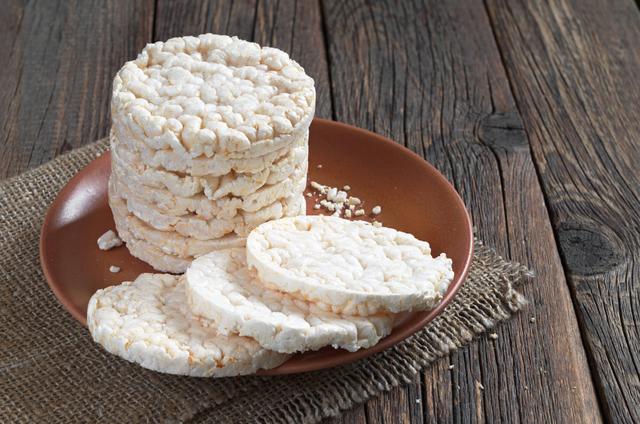 Biscoito de arroz é um lanche saudável? Entenda vantagens e desvantagens no consumo e como incluir na dieta