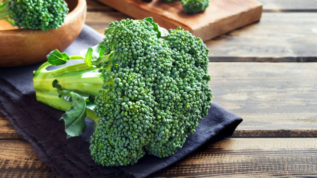 Poucos sabem, mas esse é o melhor jeito de cozinhar brócolis para garantir todos os nutrientes (não é no vapor!)