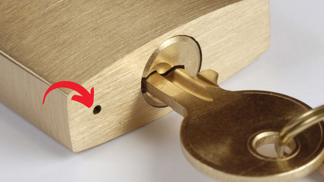 Pode até parecer inútil, mas esse pequeno orifício no cadeado tem uma função importante para garantir a durabilidade