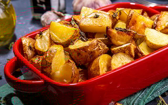 Nem precisa descascar: batata com casca assada no forno é melhor que frita e muito mais fácil de fazer!