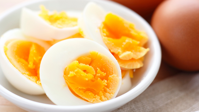 Cada versão muda a quantidade de gordura e até na segurança do alimento. (Créditos: Canva)