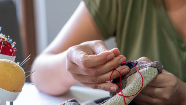 Personalização e aplicações podem ser alternativa para recuperar roupas manchadas. (Foto: Shutterstock)