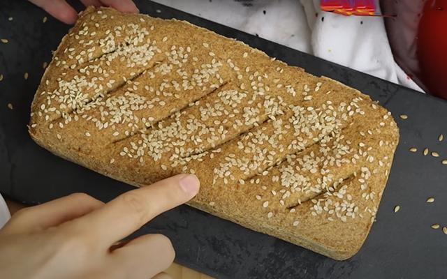 Nem ovo, nem aveia: pão caseiro ZERO FARINHA de 2 ingredientes é vegano e muito fácil de fazer