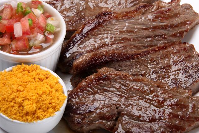 Chuleta com vinagrete e farofa (Créditos: Shutterstock)