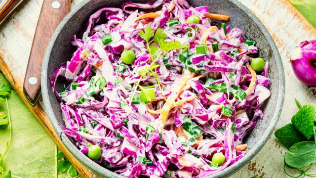 Sua salada de repolho vai ficar muito mais gostosa depois que você aprender esse truque especial de chef!