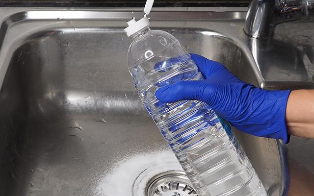 Se você tem uma garrafa de vinagre vazia, você tem um tesouro: 23 maneiras de inteligentes de reutilizar o utensílio em casa