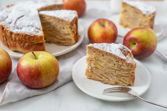 Torta de maçã invisível é um bolo fofinho e cremoso, uma delícia para o café da manhã e ou o lanche de toda a família