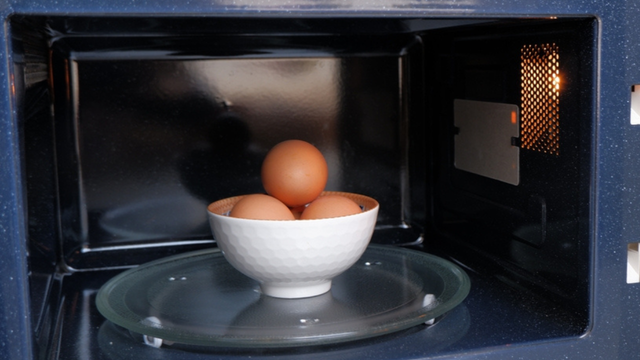 Trend do ovo no micro-ondas preocupa médicos: "Parece brincadeira, mas pode resultar em dor, hospitalização e sequelas para toda a vida"