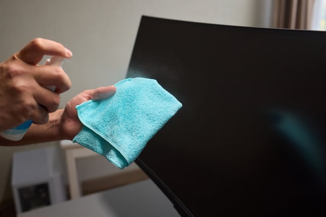 Pano de microfibra limpo é a forma mais segura de limpar as tela. (créditos: Shutterstock)