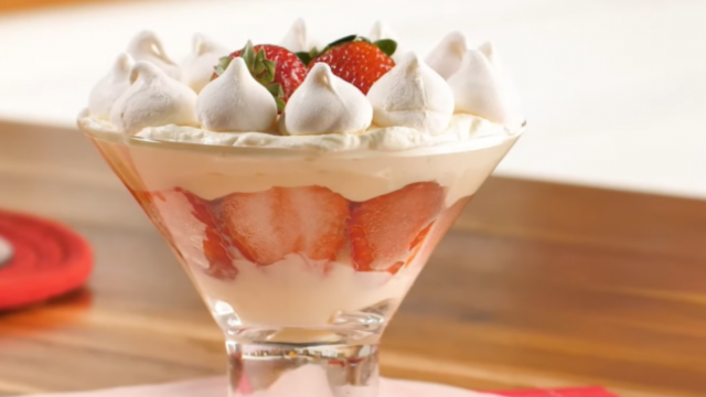 Merengue de morango é uma verdadeira perdição! (Créditos: TudoGostoso)