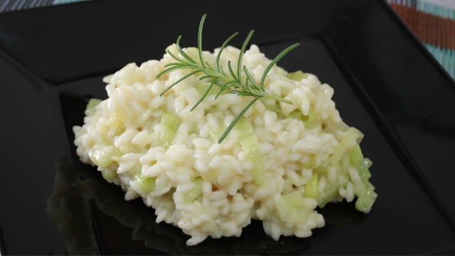 Risoto de alho-poró simples decorado com ramo de alecrim (Créditos: TudoGostoso)