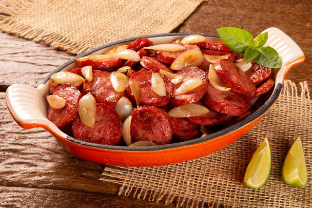 A linguiça acebola é normalmente um petisco, mas também pode ser um bom acompanhamento (Créditos: TudoGostoso)