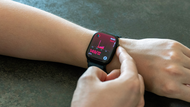 Este smart watch mede sua frequência cardíaca e respiratória, ajuda a acompanhar o seu sono e está com mais de mil reais de desconto