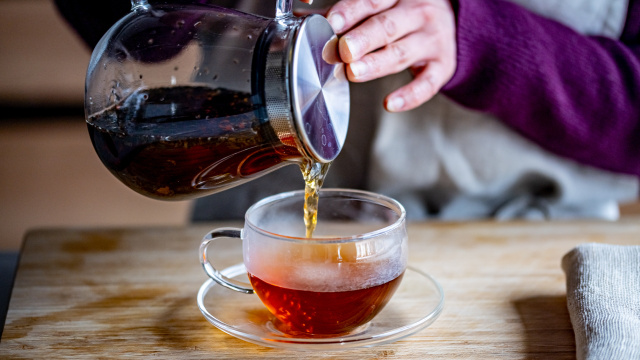 3 chás que ajudam a aliviar os gases e o desconforto de maneira natural