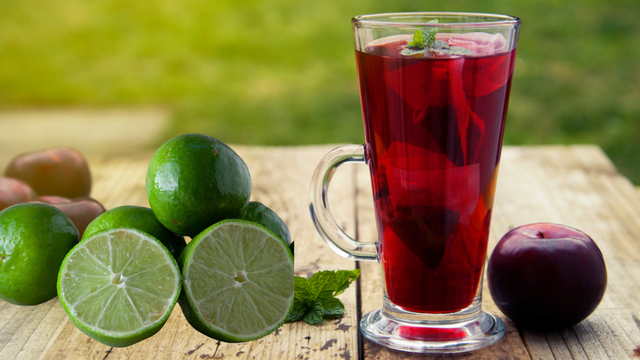 Saiba os benefícios do chá de ameixa com limão e como fazer a infusão da melhor forma