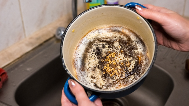 3 truques baratos para deixar panelas com aparência de novas, segundo o TudoGostoso