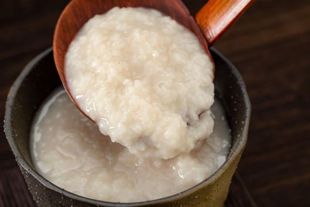 Você só precisa de 4 ingredientes para fazer esse delicioso doce de coco! (Créditos: Shutterstock)