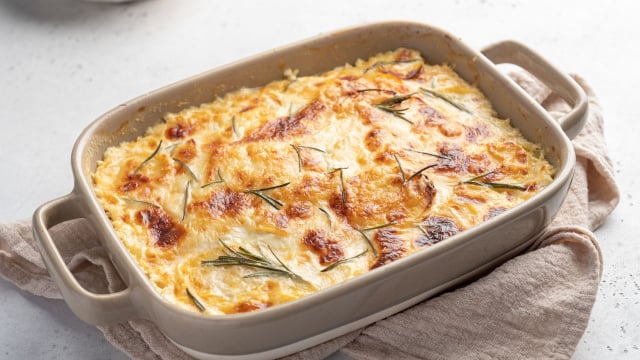 Batata gratinada aos 3 queijos: receita prática que suja pouca louça e rende para toda a família