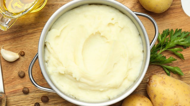 Os chefs franceses concordam: "Para deixar o purê de batatas mais cremoso e saboroso, o segredo é adicionar alho confitado"